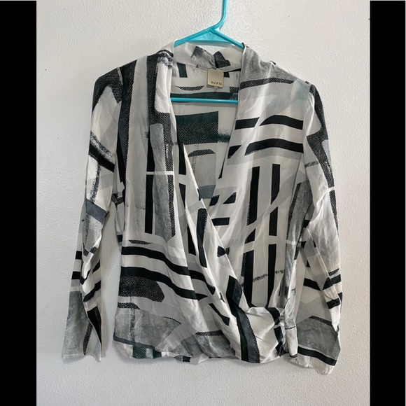ecru Tops - Ecru 100% silk long sleeve top 💰